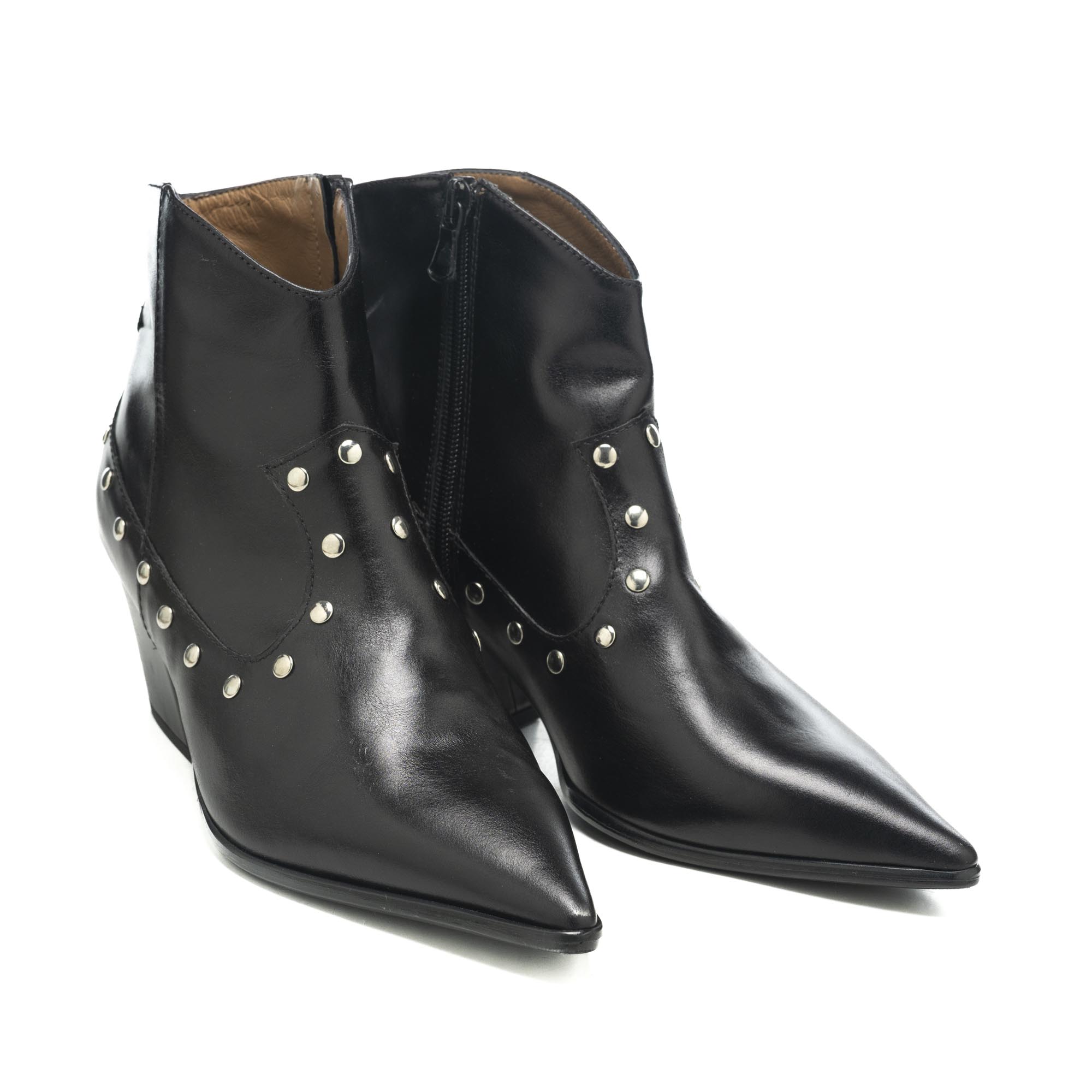 Art.238 Tacco 5 cm – suola in gomma – fodera pelle – Nappa Nera + Accessori Nickel – sottopiede imbottito – 215 €