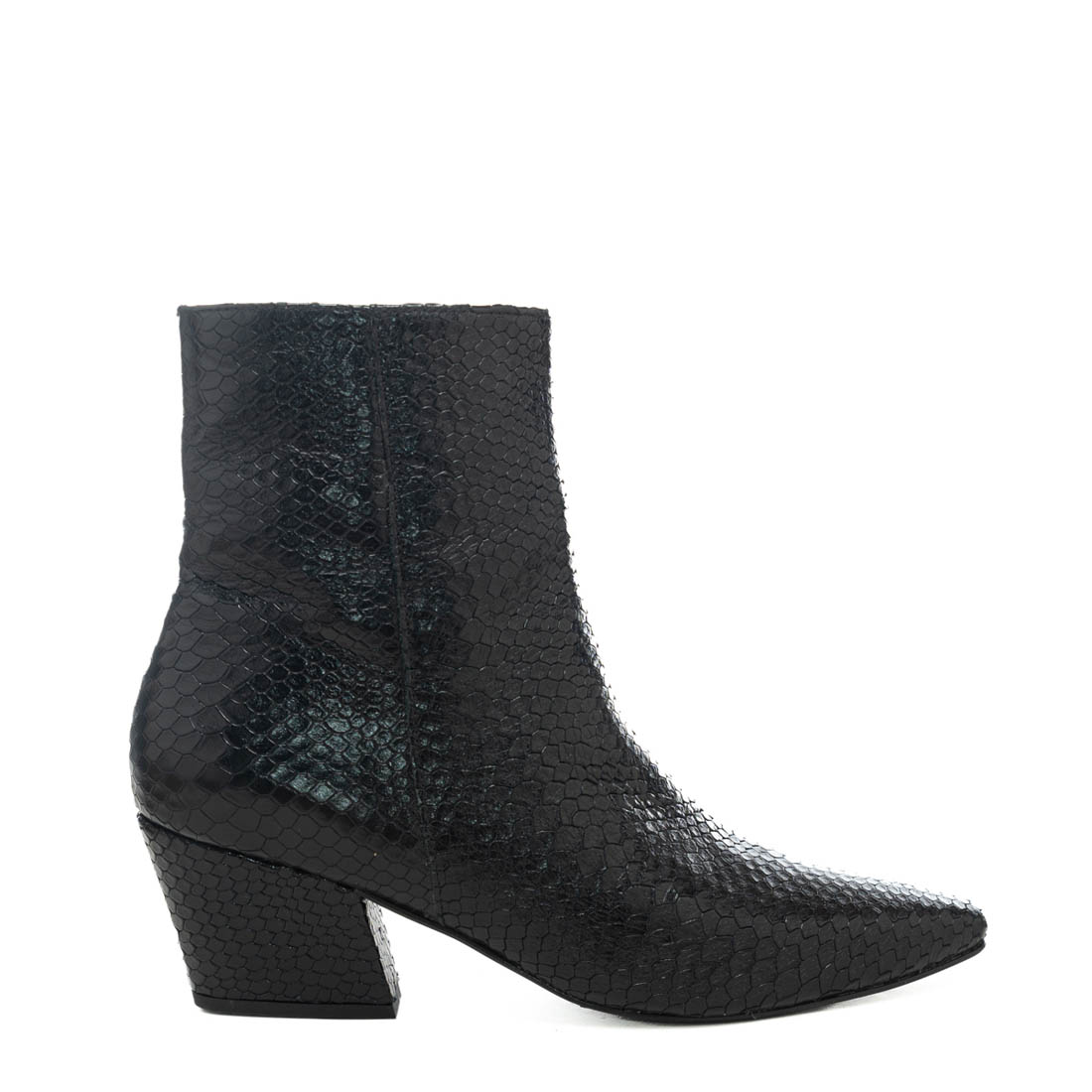 Art.452 tacco 5 cm – suola in gomma – Fodera pelle – Tomaia Pitone Nero – Sott.imbottito – 189 €